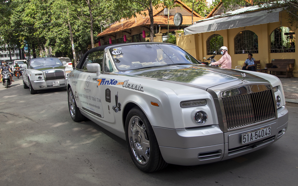 Trong lần đèm dàn xe khủng đi xuyên Việt, Chủ tịch Trung Nguyên còn đua cặp đôi xe siêu sang Rolls-Royce Phantom Drophead Coupe tham dự Trong lần đèm dàn xe khủng đi xuyên Việt, Chủ tịch Trung Nguyên còn đua cặp đôi xe siêu sang Rolls-Royce Phantom Drophead Coupe tham dự