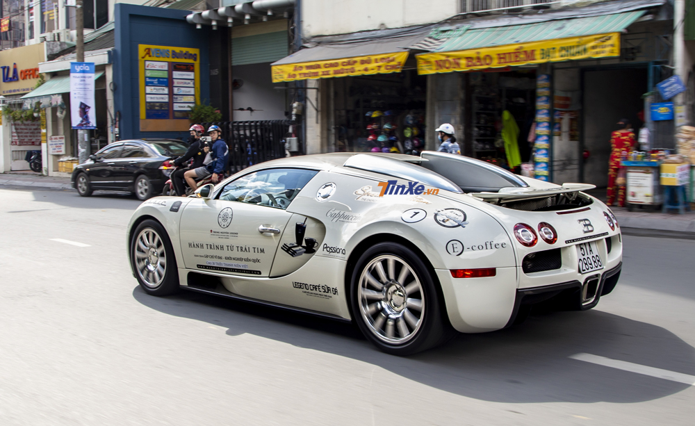 Nếu muốn đạt tốc độ tối đa trên siêu xe Veyron chủ nhân phải sử dụng chìa khoá riêng được cất trong chiếc hộp do hãng Bugatti sản xuất. Nếu muốn đạt tốc độ tối đa trên siêu xe Veyron chủ nhân phải sử dụng chìa khoá riêng được cất trong chiếc hộp do hãng Bugatti sản xuất.