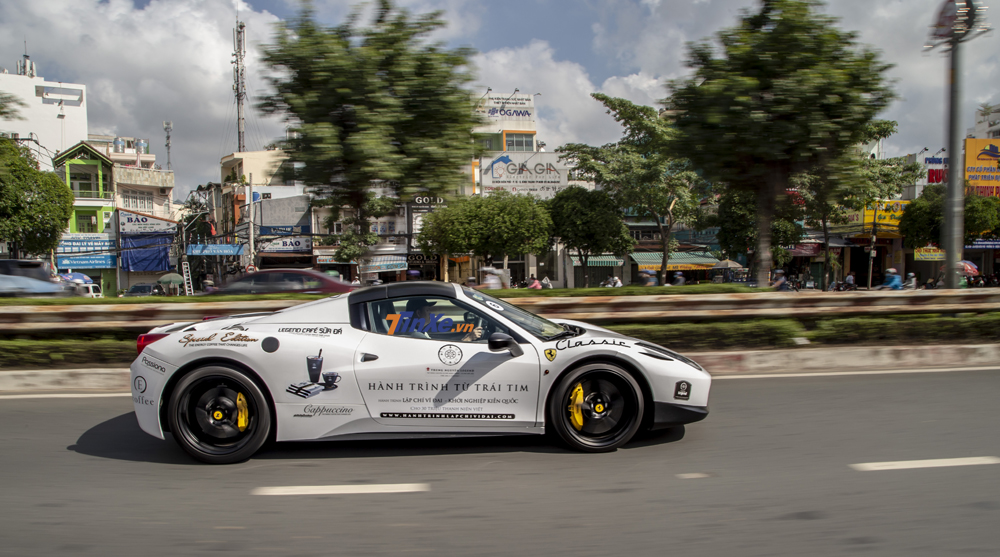 Ferrari 458 Spider vẫn được trang bị khối động cơ V8, dung tích 4,5 lít như bản Coupe Ferrari 458 Spider vẫn được trang bị khối động cơ V8, dung tích 4,5 lít như bản Coupe