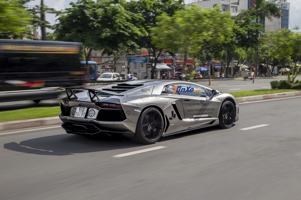 Lamborghini Aventador LP700-4 của Chủ tịch còn gây ấn tượng với bộ body kit bằng sợi carbon của hãng DMC Lamborghini Aventador LP700-4 của Chủ tịch còn gây ấn tượng với bộ body kit bằng sợi carbon của hãng DMC