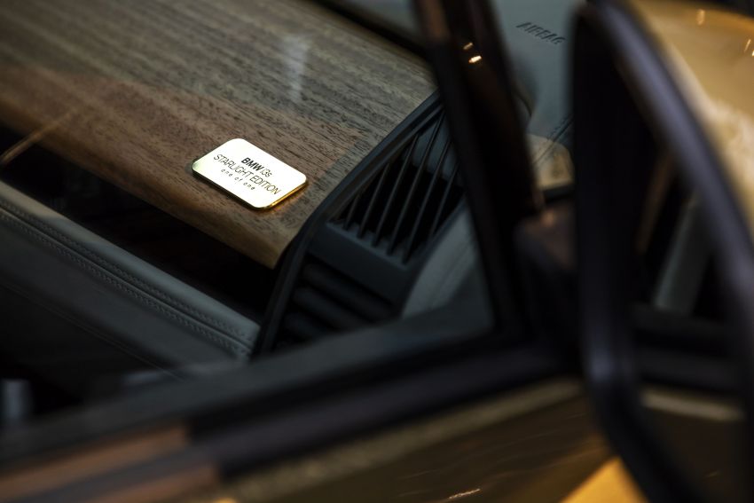 Tấm biển với dòng chữ Stralight Edition one of one Tấm biển với dòng chữ Stralight Edition one of one