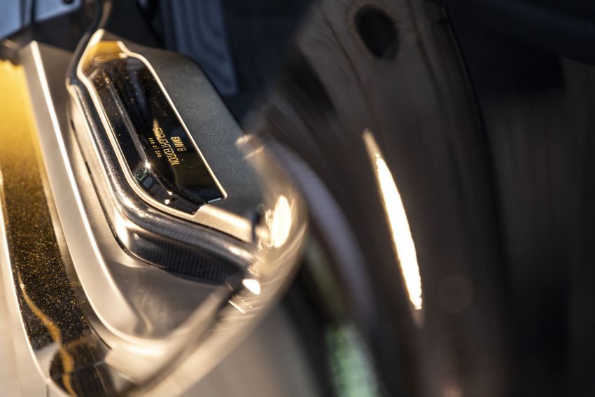 Trên ốp bậc cửa cũng có dòng chữ này Trên ốp bậc cửa cũng có dòng chữ này