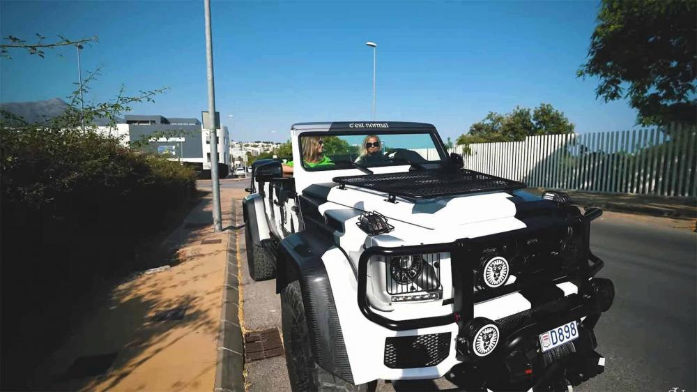 Màu sơn nửa tối, nửa sáng của chiếc Mercedes-Benz G500 4x4² vẫn được giữ lại