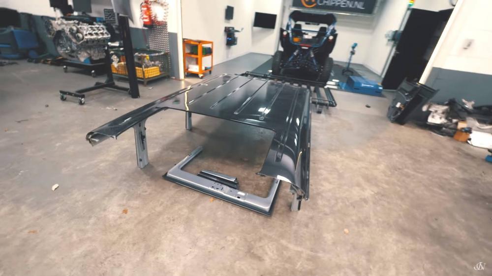 Phần nóc của chiếc Mercedes-Benz G500 4x4² sau bị bị cắt bỏ