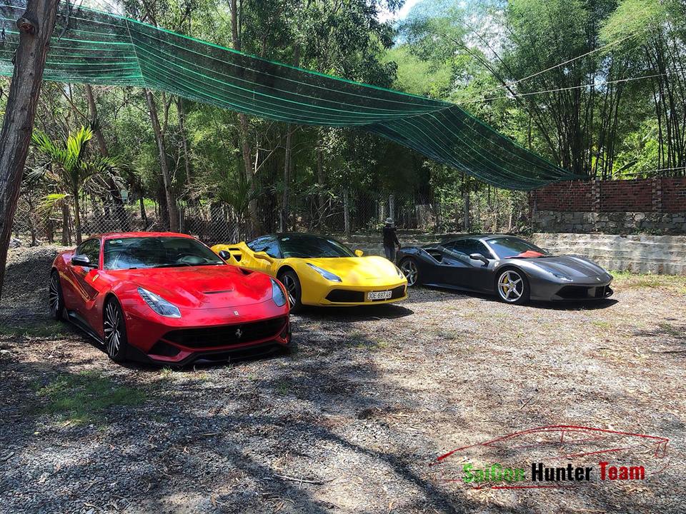 Bộ 3 Ferrari bao gồm 2 chiếc 488 GTB màu xám và vàng, chiếc còn lại là Ferrari F12 Berlinetta màu đỏ độ body kit DMC độc nhất Việt Nam Bộ ba