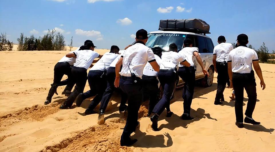 Hàng chục nhân viên Trung Nguyên đẩy Range Rover bị mắc kẹt tại bãi cát ở Bàu Trắng