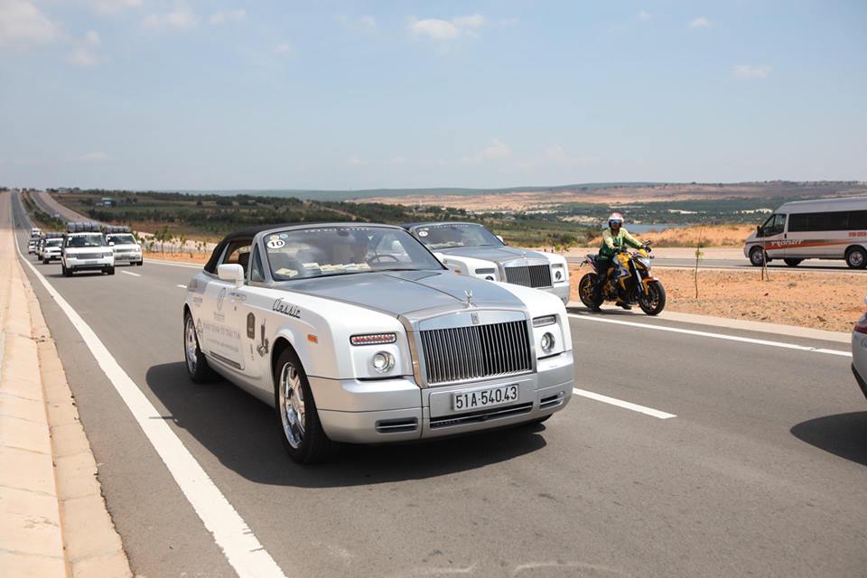 Cặp đôi Rolls-Royce Phantom Drophead Coupe và phía sau là 16 chiếc Range Rover tông xuyệt tông màu trắng