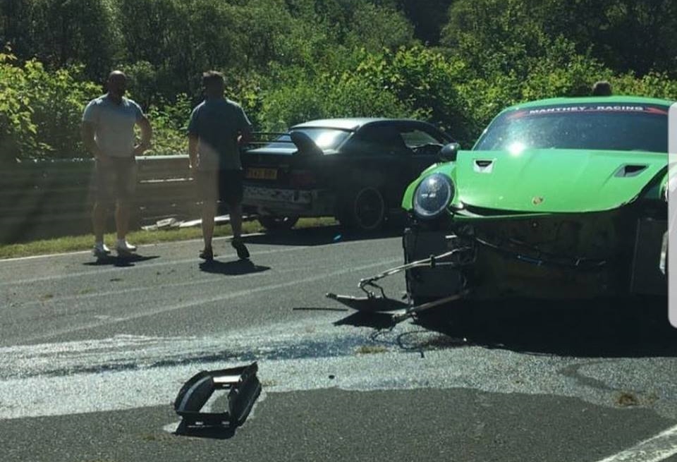 Siêu xe Porsche 911 GT3 RS hư hỏng nặng sau vụ tai nạn với chiếc BMW 3-Series thế hệ E36 tại đường đua Nurburgring. Siêu xe Porsche 911 GT3 RS hư hỏng nặng sau vụ tai nạn với chiếc BMW 3-Series thế hệ E36 tại đường đua Nurburgring.