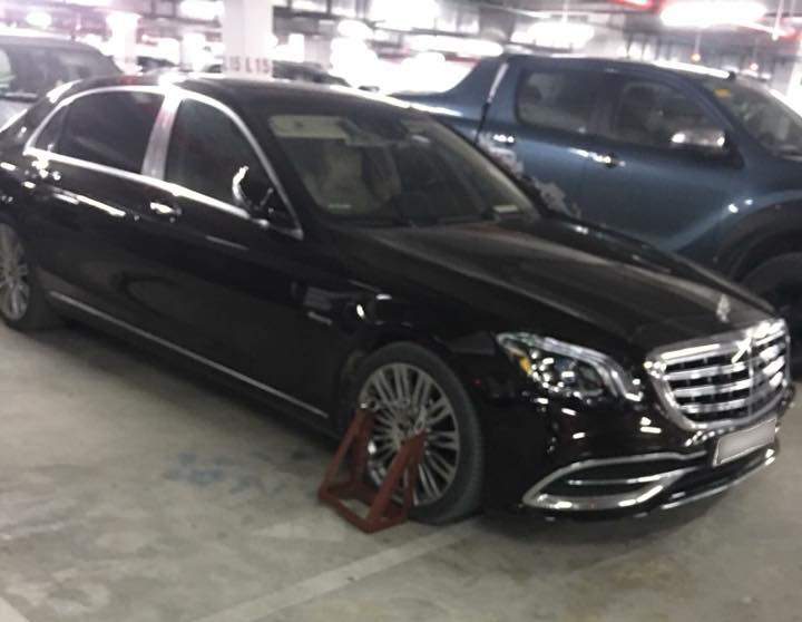 Chiếc Mercedes-Maybach S450 4Matic 2018 bị khoá bánh xe phía bên phụ. Ảnh: Otofun Chiếc Mercedes-Maybach S450 4Matic 2018 bị khoá bánh xe phía bên phụ. Ảnh: Otofun