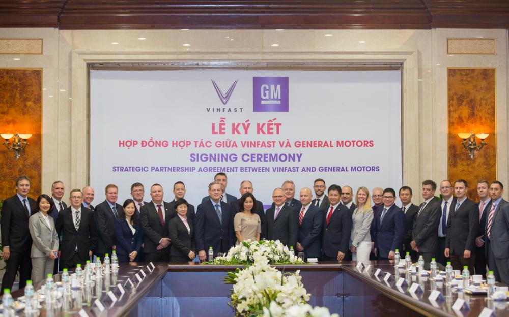 Lễ kí kết chuyển nhượng giữa Vingroup và GM Việt Nam diễn ra tại Hà Nội