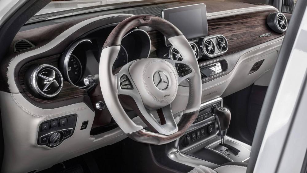 Mặt táp-lô ốp gỗ và vô lăng bọc da Mercedes-Benz X-Class Yachting Edition