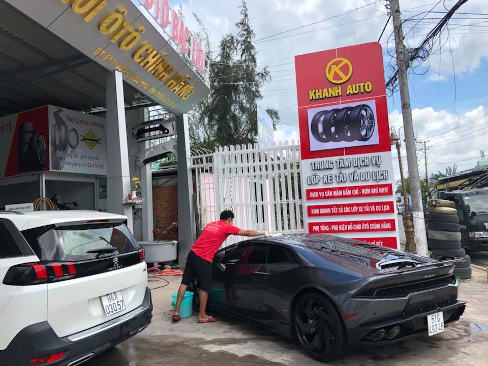 Ngoài ra, ngoại thất của siêu xe Lamborghini Huracan còn có body kit hàng hiệu Verona Edizione của hãng độ Vorsteiner