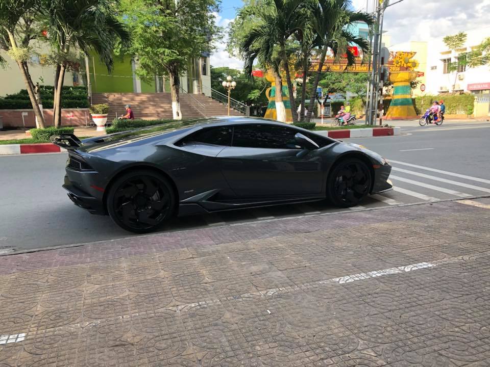Ngoại thất siêu xe Lamborghini Huracan LP610-4 này được độ mâm bản giới hạn của PUR với chỉ có 25 chiếc được sản xuất trên thế giới