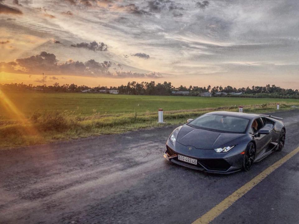 Lamborghini Huracan LP610-4 khoe vẻ đẹp cùng với cánh đồng lúa xanh mượt tại Bạc Liêu