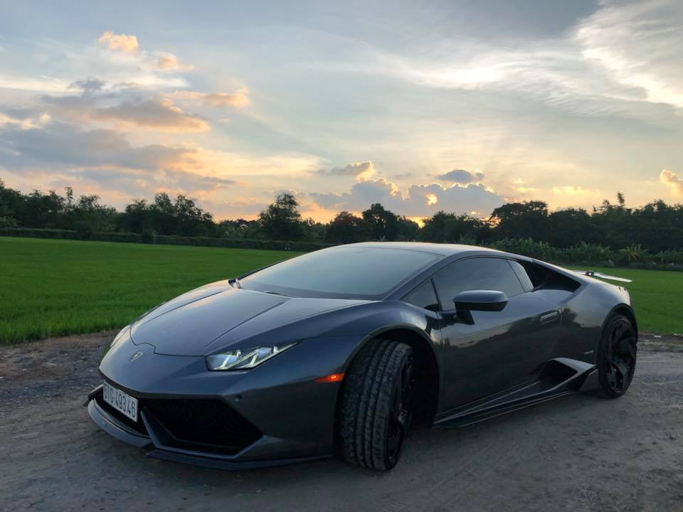 Giá bán cho siêu xe Lamborghini Huracan LP610-4 lúc mới được đưa về nước dao động từ 14 đến 16 tỷ Đồng.