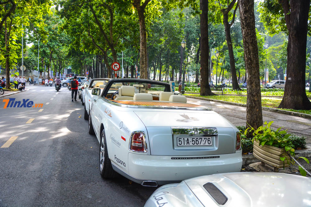 Vẻ đẹp sexy của Rolls-Royce Phantom Drophead Coupe lúc hạ mui