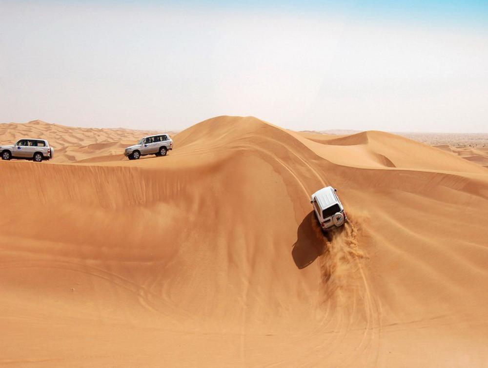 Những chiếc Toyota Land Cruiser chở khách chinh phục đồi cát sa mạc Safari ở Dubai.