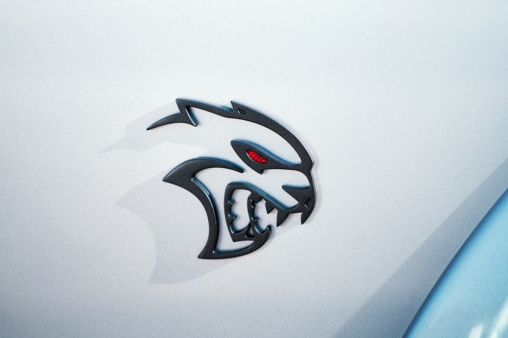 Logo hình quái vật Hellcat với đôi mắt đỏ ngầu của Dodge Challenger SRT Hellcat Redeye 2019
