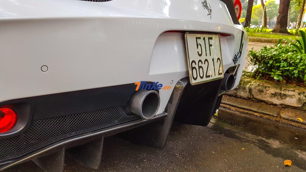 Ferrari 458 Speciale có cản va sau bằng sợi carbon, ống xả kép đặt đối xứng 2 bên. Ferrari 458 Speciale có cản va sau bằng sợi carbon, ống xả kép đặt đối xứng 2 bên.