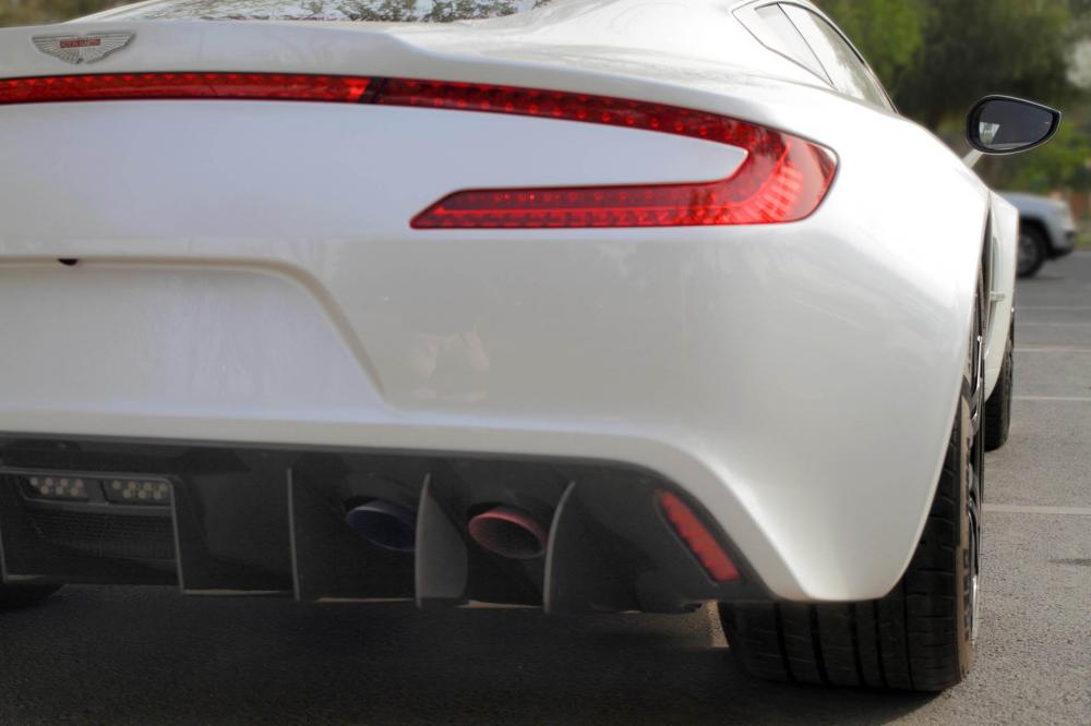 Cản va sau bằng sợi carbon cũng tạo nên điểm nhấn ở ngoại hình siêu xe triệu đô này.