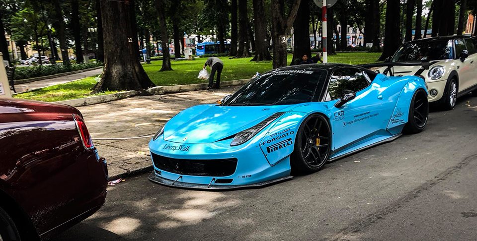 Ferrari 458 Italia độ Liberty Walk độc nhất vô nhị tại Việt Nam xuất hiện cùng Rolls-Royce Ghost tại đường Hàn Thuyên.