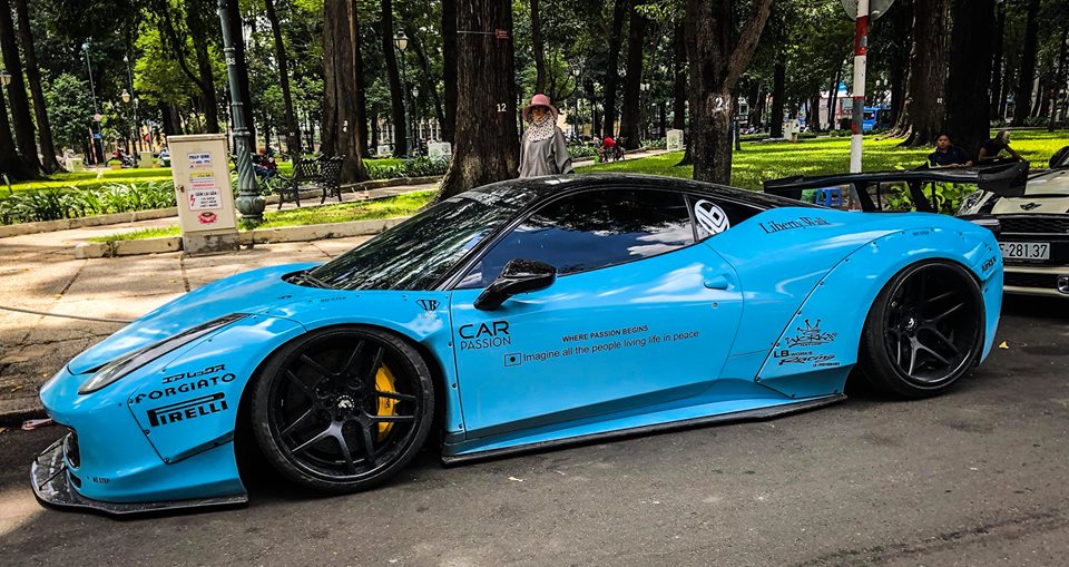 Ngoại thất của chiếc siêu xe độ Liberty Walk độc nhất vô nhị tại Việt Nam có màu xanh ngọc.