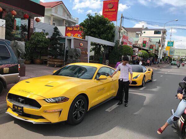 Sau khi tậu siêu xe Ferrari 488 GTB, doanh nhân Bình Dương mua Ford Mustang 2018 tặng cho bố Sau khi tậu siêu xe Ferrari 488 GTB, doanh nhân Bình Dương mua Ford Mustang 2018 tặng cho bố