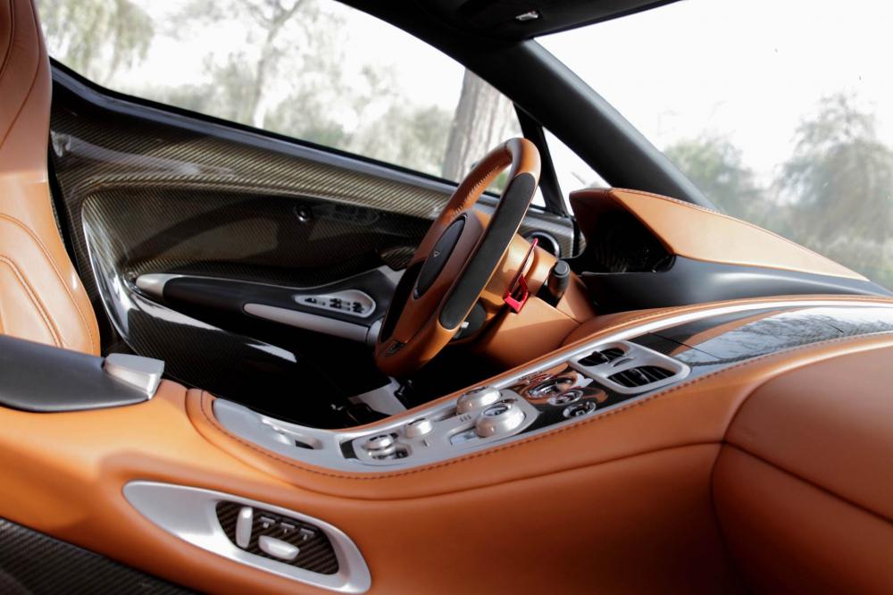 Bên trong khoang lái chiếc Aston Martin One-77 có nội thất bọc da Orangish màu nâu