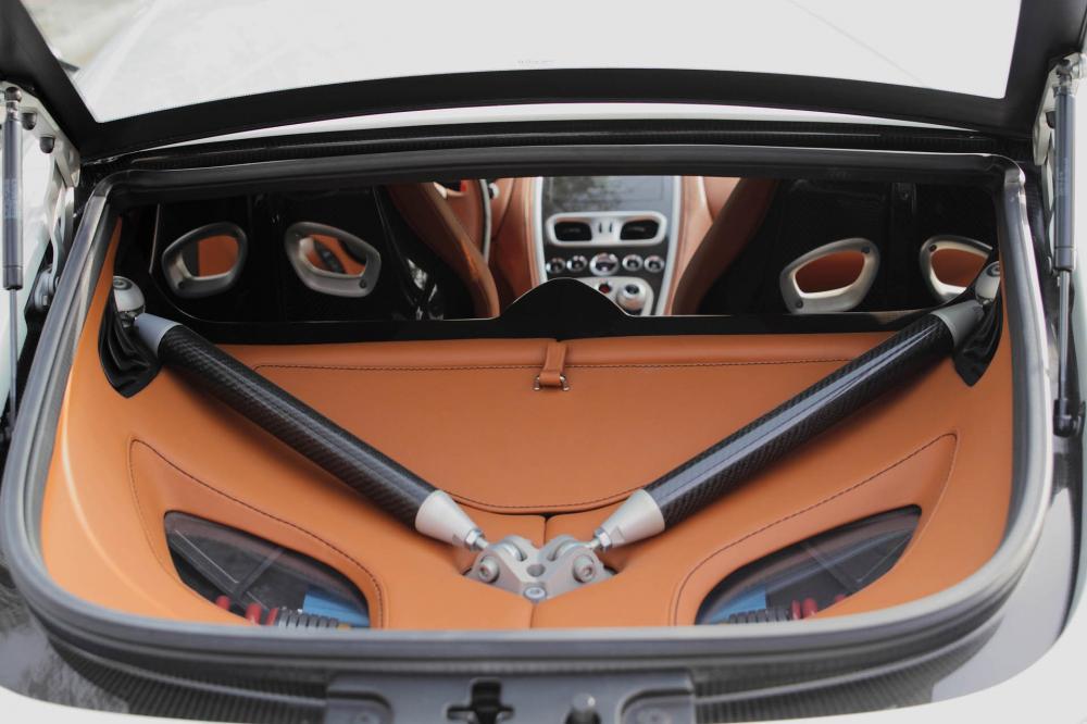  Cùng nhiều chi tiết bằng sợi carbon như thành cửa, bảng điều khiển trung tâm, mặt lưng ghế và các thanh chống lật.