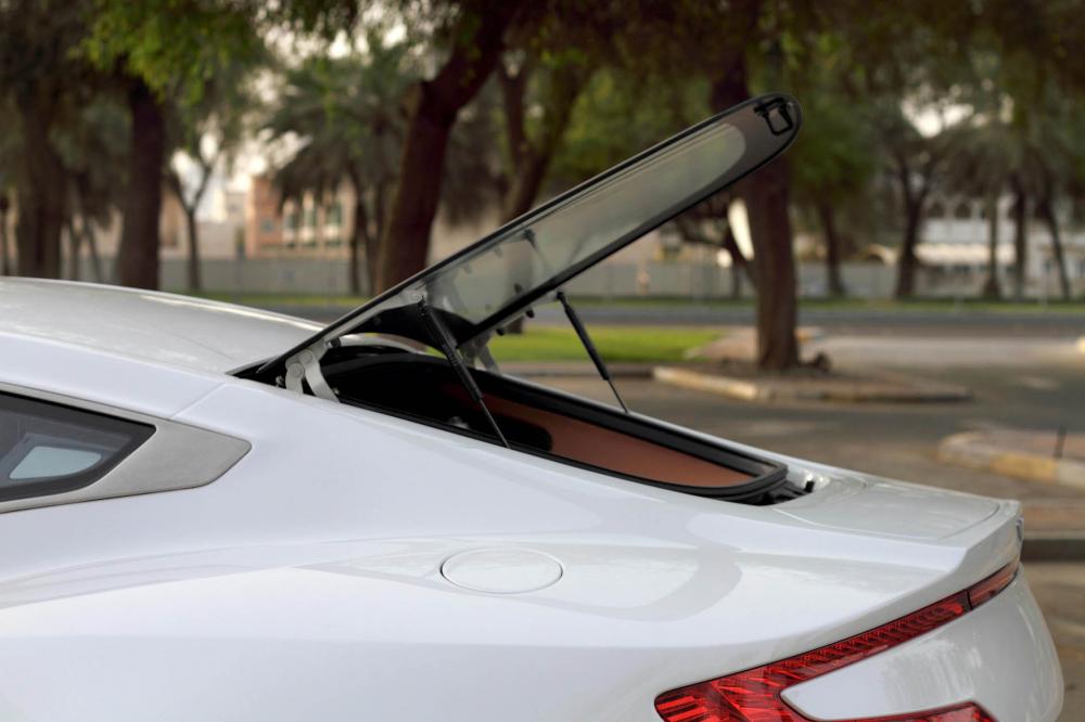 Ngoại thất của Aston Martin One-77 sắp được rao bán có ngoại thất trắng đi kèm với mâm 5 chấu kép sơn đen bóng và cùm phanh màu đỏ nổi bần bật. Cản va sau bằng sợi carbon cũng tạo nên điểm nhấn ở ngoại hình siêu xe triệu đô này.