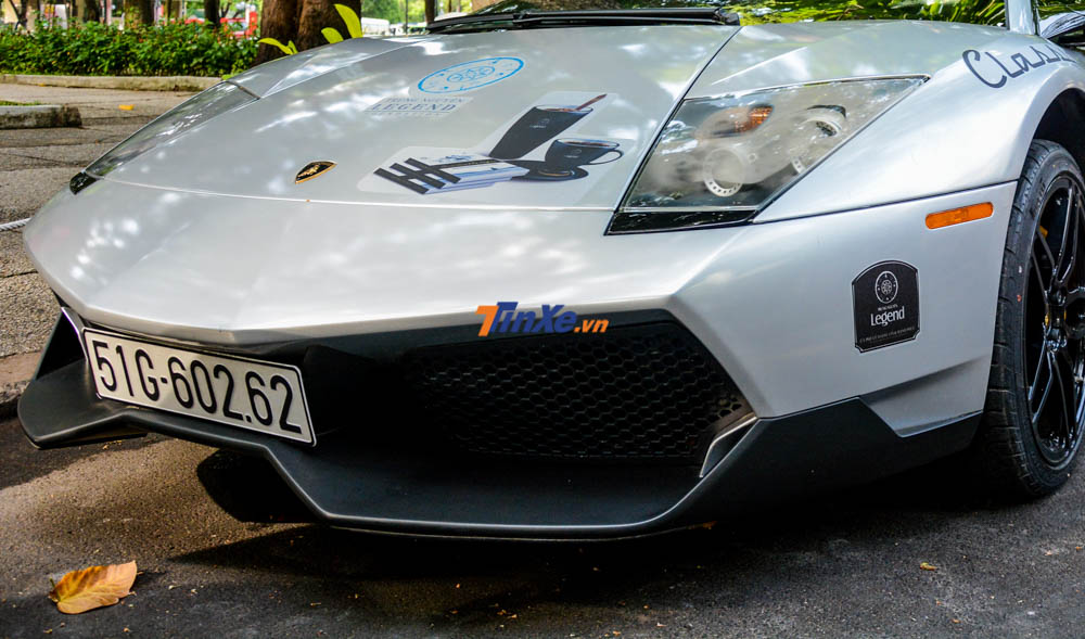 So với bản tiêu chuẩn, Lamborghini Murcielago LP670-4 SV có hốc gió và cản va trước thiết kế lại hung hăn hơn So với bản tiêu chuẩn, Lamborghini Murcielago LP670-4 SV có hốc gió và cản va trước thiết kế lại hung hăn hơn
