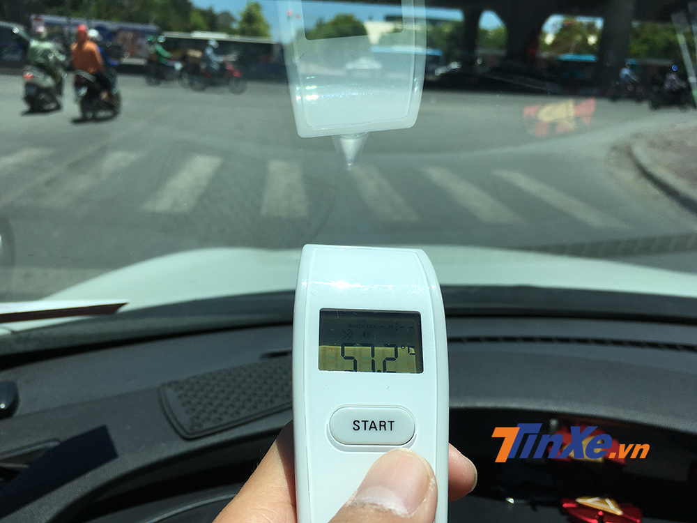 Nhiệt độ kính của xe cũng tăng mạnh tới 57,2 độ