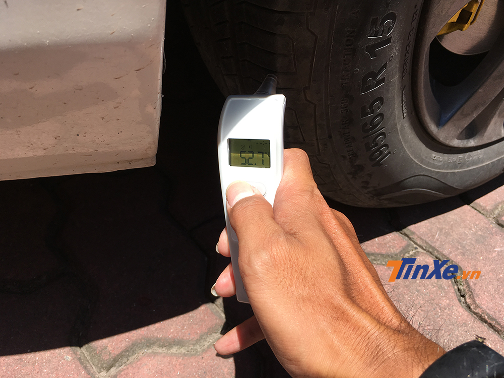 Nhiệt độ bề mặt lốp xe cũng lên tới gần 53 độ sau khi di chuyển 10km.
