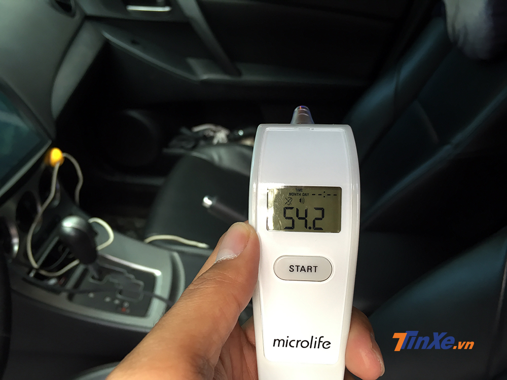 Nhiệt độ trong xe sau khi phơi nắng 1 giờ đồng hồ đạt mức hơn 54 độ.