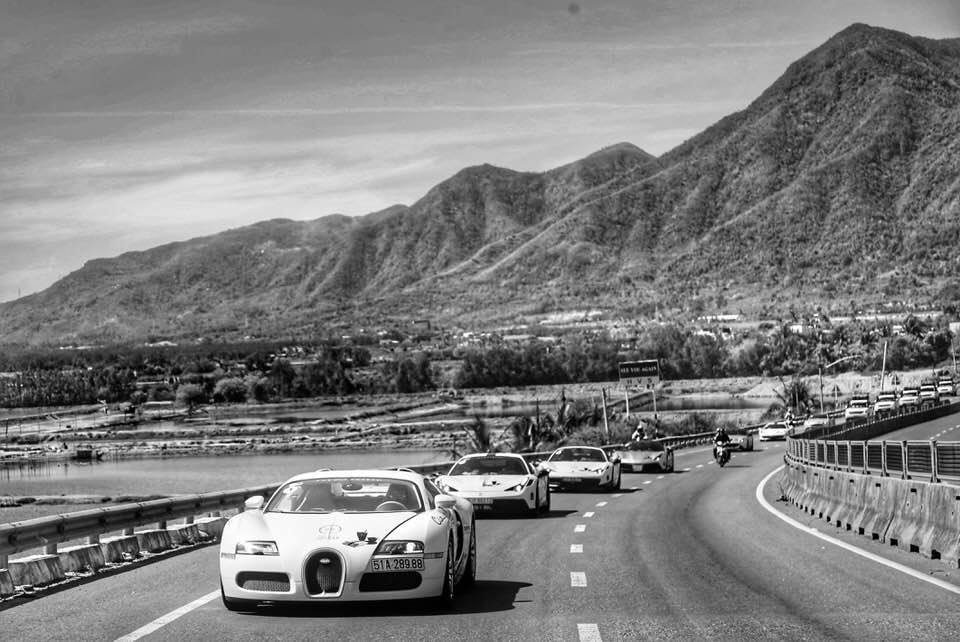 Bugatti Veyron vẫn góp mặt trong đoàn siêu xe của ông Đặng Lê Nguyên Vũ từ Nha Trang đến Quy Nhơn. Bugatti Veyron vẫn góp mặt trong đoàn siêu xe của ông Đặng Lê Nguyên Vũ từ Nha Trang đến Quy Nhơn.