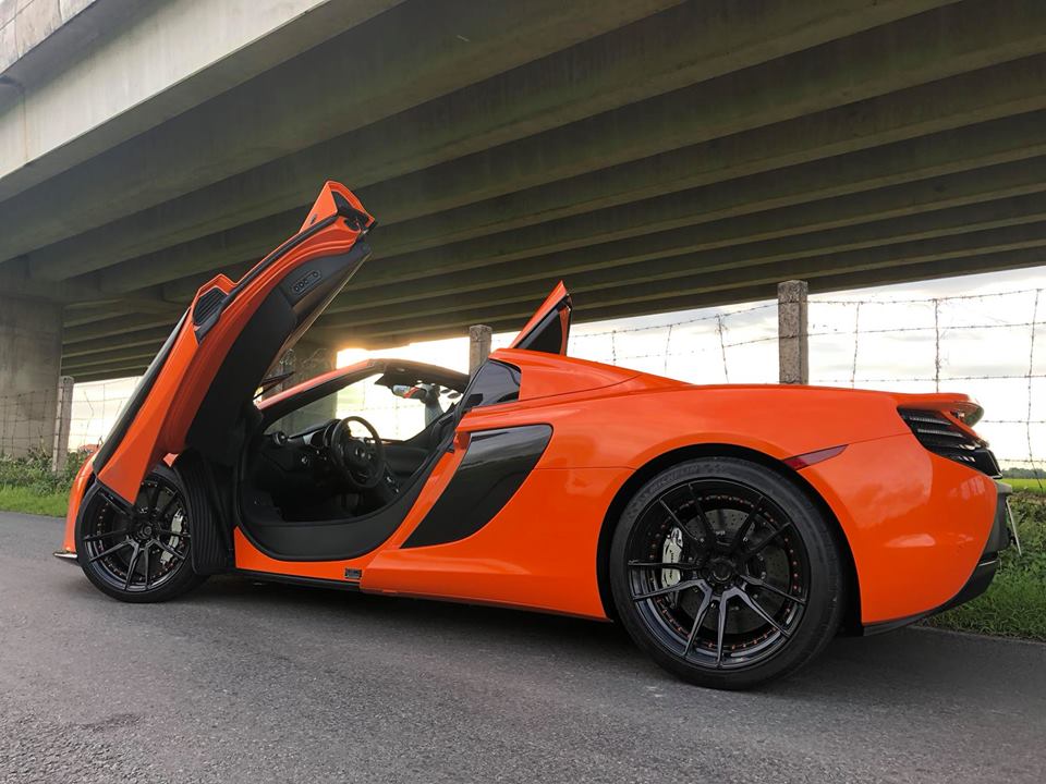 Cánh cửa bướm vẫn xuất hiện trên dòng siêu xe mui trần McLaren 650S Spider.