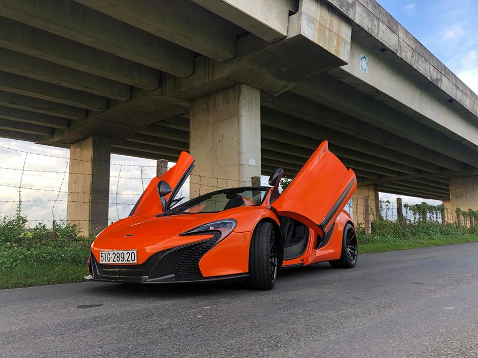 Sự khác nhau giữa McLaren 650S Coupe và Spider chỉ đến từ việc bộ mui xếp cứng của phiên bản mui trần chỉ mất 15 giây để đóng hoặc hạ mui