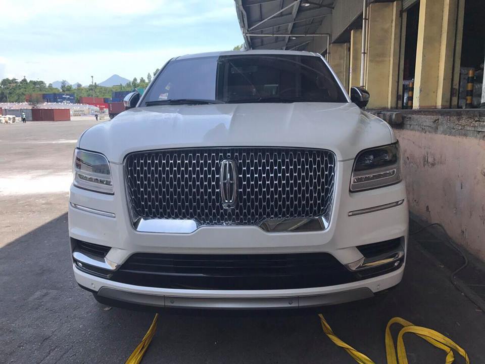 Lincoln Navigator 2018 mới được đưa về nước thông qua một công ty nhập khẩu tư nhân Hà Nội. Mẫu SUV hạng sang cỡ lớn cập cảng Tiên Sa, Đà Nẵng Lincoln Navigator 2018 mới được đưa về nước thông qua một công ty nhập khẩu tư nhân Hà Nội. Mẫu SUV hạng sang cỡ lớn cập cảng Tiên Sa, Đà Nẵng