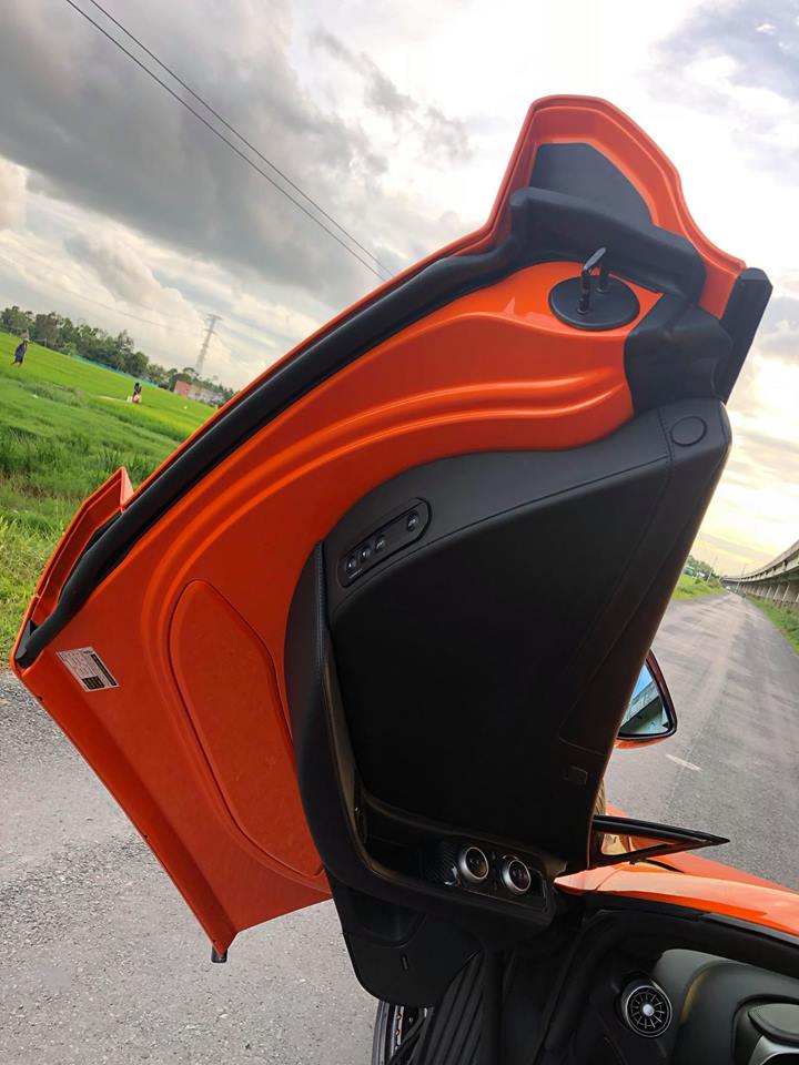 Cửa cánh bướm vẫn xuất hiện trên dòng siêu xe mui trần McLaren 650S Spider