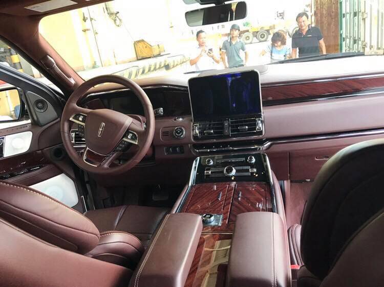 Khoang lái Lincoln Navigator Black Label L 2018 thay đổi thiết kế hoàn toàn so với đời cũ Khoang lái Lincoln Navigator Black Label L 2018 thay đổi thiết kế hoàn toàn so với đời cũ