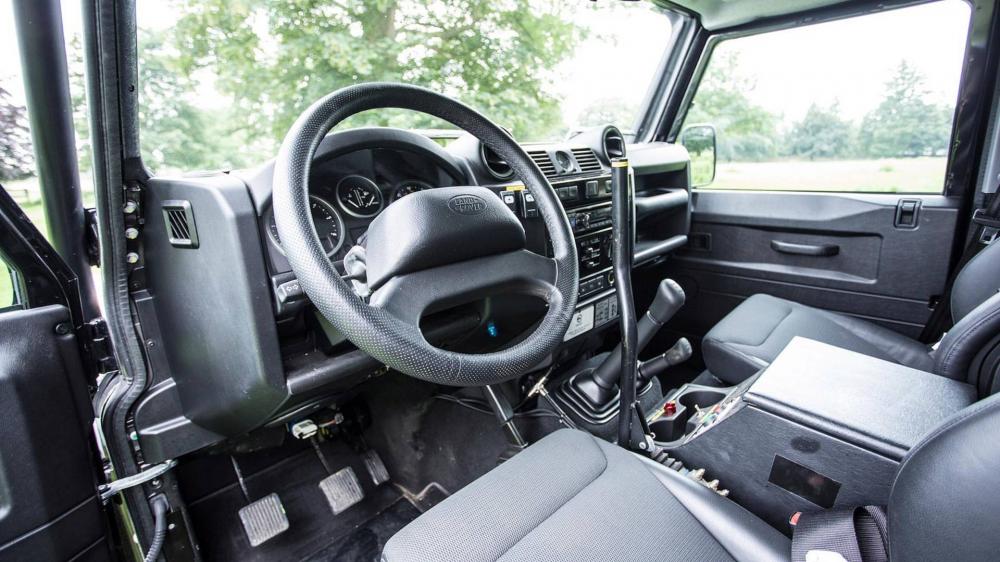 Chỗ ngồi lái trong Land Rover Defender SVX 2014
