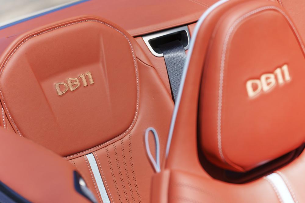 Nội thất bọc da màu đỏ của DB11 Volante