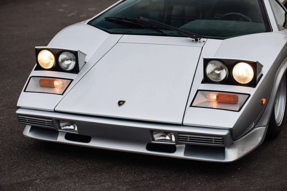 Ngoài thiết kế thể thao và cửa cắt kéo, điểm ấn tượng khác trên Lamborghini Countach có thể kể đến là đèn pha của xe có thể đóng hoặc mở khá cá tính.