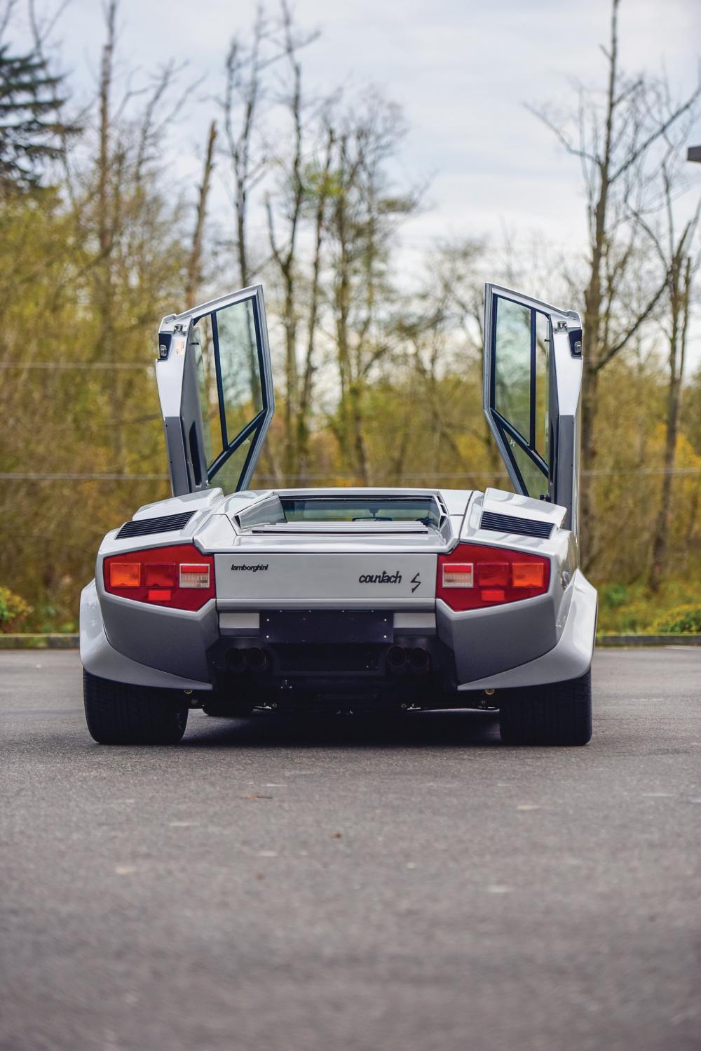 Lamborghini Countach là chiếc xe đầu tiên trang bị cửa cắt kéo của hãng siêu xe đến từ Ý. Cửa cắt kéo sau này có mặt trên các dòng xe Murcielago hay Aventador
