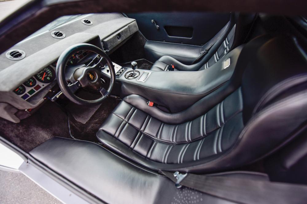 Bên trong khoang lái của Lamborghini Countach LP400 S Series II có nội thất màu đen. Một số linh kiện xuống xấp đã được thay mới nhưng vẫn đảm bảo nguyên bản.