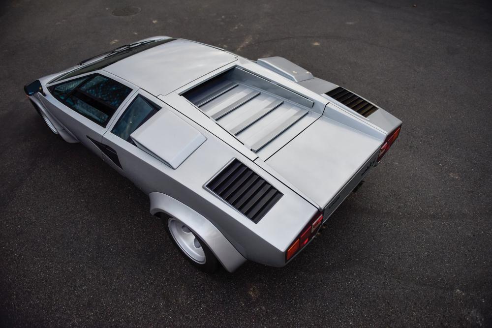 Để giới thiệu về chiếc Lamborghini Countach LP400 S Series II này, hãng đấu giá RMSothebys đã dùng từ hoàn hảo và cực kỳ hiếm có trên thế giới.