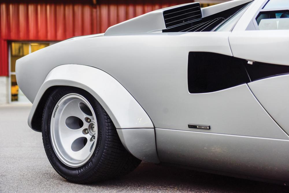 Ngoại thất chiếc Lamborghini Countach LP400 S Series II chuẩn bị được rao bán được tắm với màu bạc