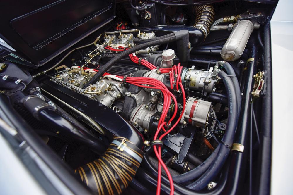 Lamborghini Countach ban đầu được trang bị động cơ V12, dung tích 4.0 lít, sản sinh công suất tối đa 370 mã lực và mô-men xoắn cực đại đạt 361Nm. 