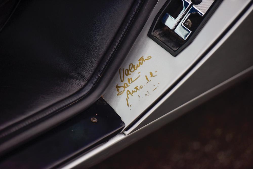 Một chi tiết đáng chú ý trên chiếc Lamborghini Countach LP400 S Series II sẽ được bán đấu giá vào tháng 8 tới đây chính là có chữ ký của Valentino Balboni, tay lái thử xe Lamborghini nổi tiếng ở bệ cửa.
