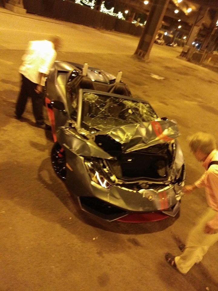 Chiếc siêu xe mui trần bị hỏng khá nặng sau vụ tai nạn